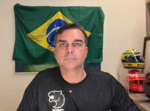 Homem suspeito de ameaçar Flávio Bolsonaro é levado para depor