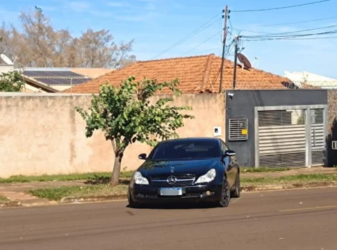 Bêbado abandona Mercedes-Benz no meio da rua na Vila Marcos Roberto
