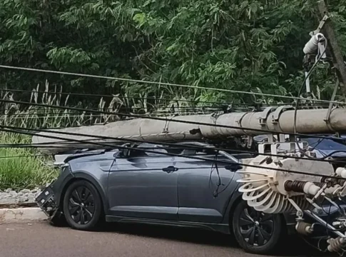 Motorista perde controle de carro e derruba poste em avenida do Bairro Pioneiros