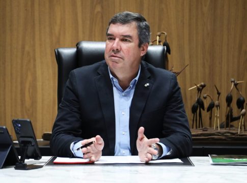 Na Revista Veja, Riedel destaca economia de MS e vê união da direita no 2º turno para presidente