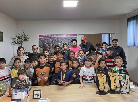 Com muita festa, prefeita Rosária recepciona atletas do URSO em seu gabinete após títulos