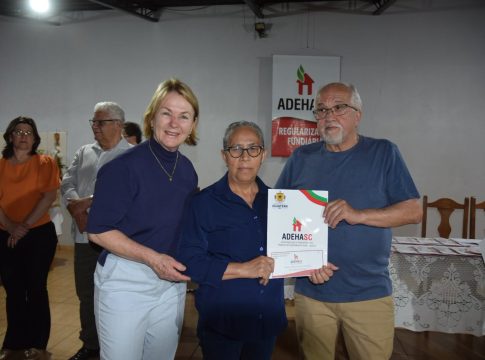 Prefeitura de Iguatemi entrega documentação regulamentando habitações para 54 famílias do bairro Santa Jalmira