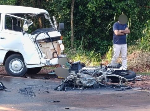 Moto pega fogo após colisão com Kombi e uma jovem morre na PR-317 em Toledo
