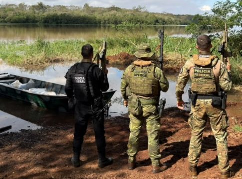 Barco com 337 quilos de agrotóxicos e cigarros é apreendido em Guaíra
