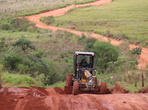 Setor de Estradas e Rodagens realiza manutenção nas estradas Chico Itaú e Santo Garcia