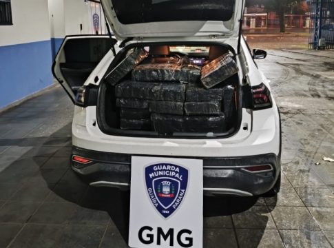 Carro carregado com quase 400 kg de drogas bate em poste durante fuga em Guaíra