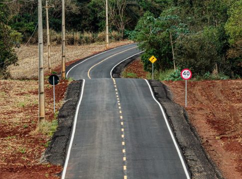 Estrada do Diamantino chega à fase final de pavimentação em Guaíra