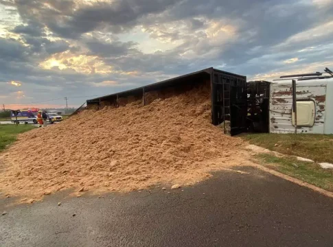 Carreta tomba em trevo da BR-163, espalha carga e provoca engarrafamento