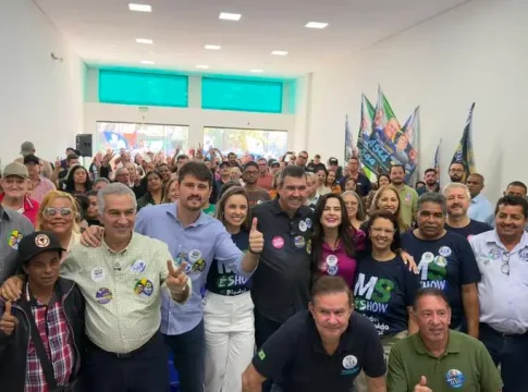 Riedel e comitiva são recebidos por uma multidão em Itaquiraí durante agenda de campanha