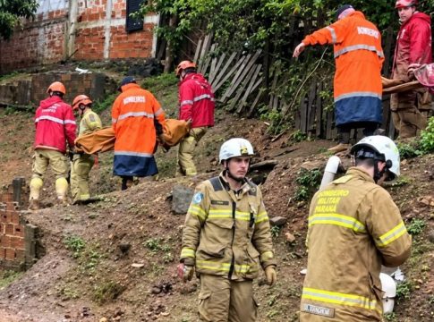 Três pessoas morrem soterradas após deslizamento atingir casa no Paraná na madrugada desta quinta-feira