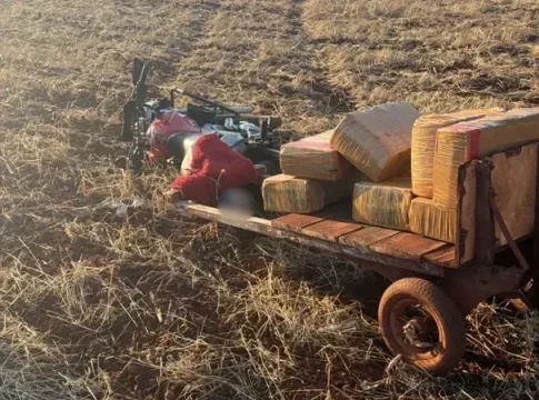 Moto com carretinha é abandonada com 150 quilos de drogas em Guaíra