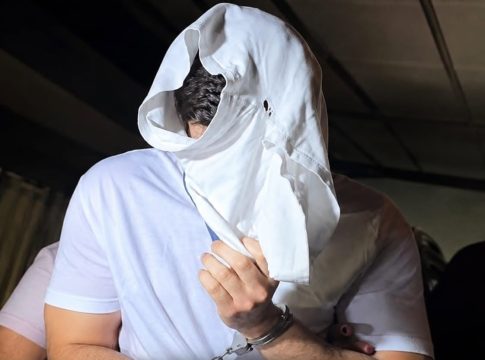 Advogado acusado de matar médica em Maringá chega à delegacia com cueca na cabeça