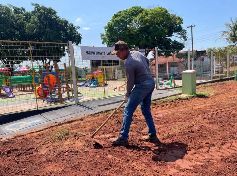 Parquinho Infantil Lavínia Veiga recebe preparação do solo para plantio de grama