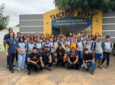 Estudantes da Escola em Tempo Integral Tancredo Neves recebem a visita do cacique Roberto Carlos, da Aldeia Porto Lindo