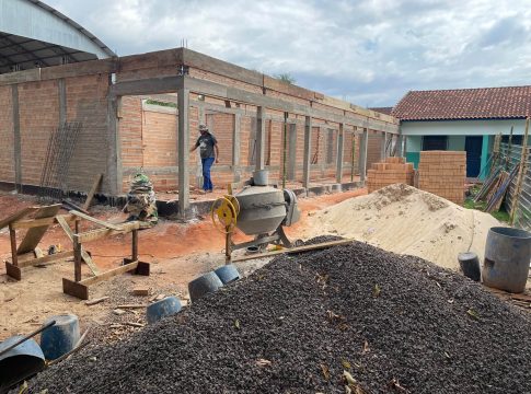 Ampliação da Escola Carlos Chagas avança e três novas salas começam a ganhar forma