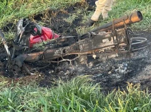 Motociclista morre em acidente e veículo pega fogo na BR-376 em Ivinhema