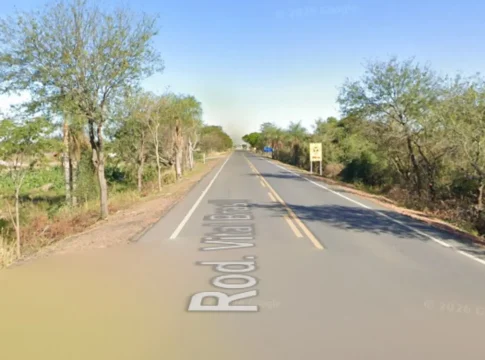 Pedestre morre atingido por caminhão que era removido de acostamento após acidente
