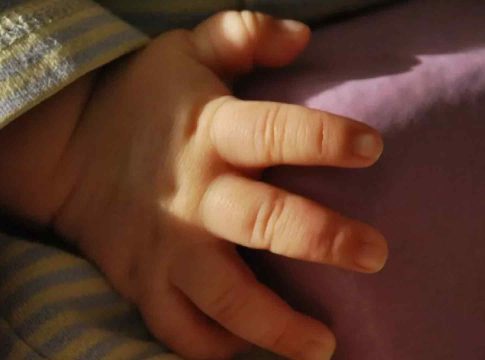 Mãe vai parar na delegacia após sair para beber e perder bebê de 3 meses em Campo Grande