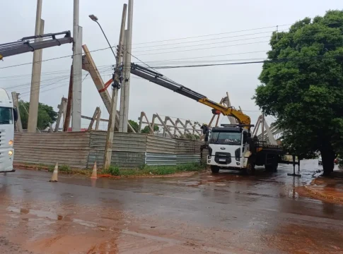 Estrutura pendente é retirada após novo desabamento que assustou moradores da região