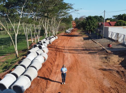 Prefeita Fabiana acompanha início de obra que leva asfalto e drenagem a diversos trechos de Morumbi