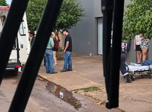 Mulher fica ferida após perder controle do carro e atingir poste em Nova Andradina