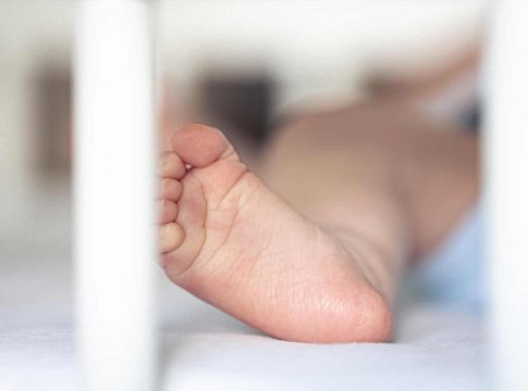 Pai mantém bebê em cárcere e tenta usá-lo como ‘escudo’ contra a polícia em MS