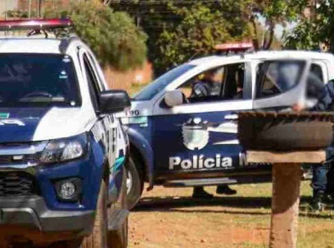 Mulher chega em casa e flagra marido estuprando enteada de 13 anos na sala em Campo Grande