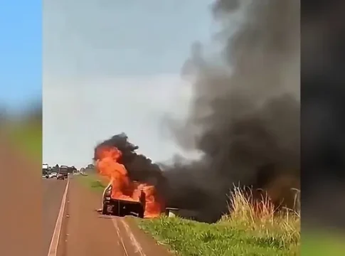 Saveiro com moto na carroceria pega fogo e incendeia vegetação na BR-060 em Sidrolândia