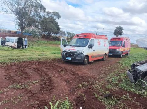 Terror na BR 060: bandido em SW4 furtada foge da polícia e prova acidente com Van da saúde que transportava 17 pacientes