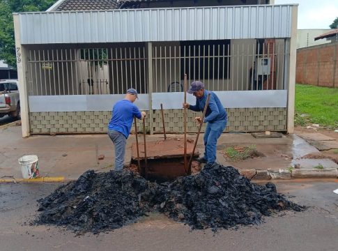 Prefeitura realiza limpeza de bueiros para melhorar o escoamento da água em Itaquiraí