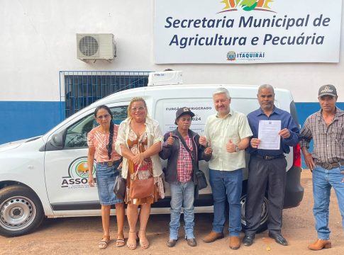 Itaquiraí entrega furgão refrigerado para associação de agricultores familiares