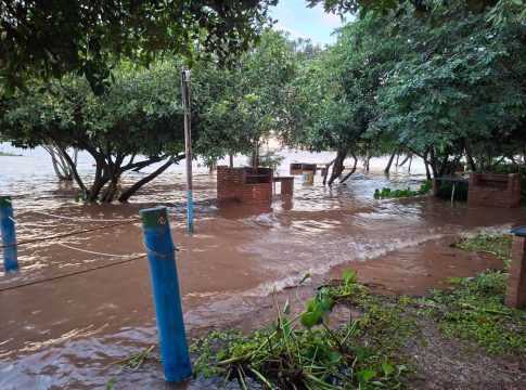 Prefeitura suspende camping na Praia da Amizade devido à cheia do Rio Paraná