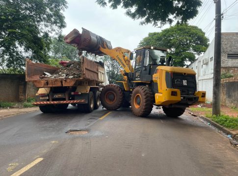 Secretaria de Obras e Fiscalização realizam limpeza na Rua Mato Grosso, no bairro Berneck