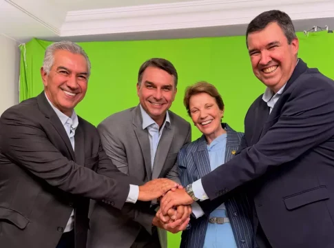 Riedel chega a Brasília e aparece “de mãos dadas” com Flávio Bolsonaro
