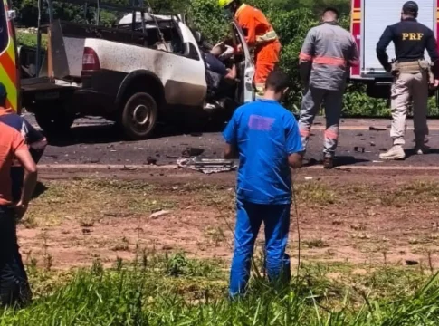 Colisão frontal entre Strada e carreta deixa 1 morto e outro ferido na BR-163 em Naviraí