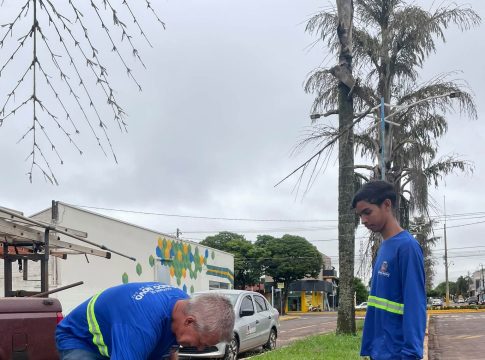 Após descarga atmosférica deixar trecho da Avenida JK sem iluminação, equipe realiza manutenção mesmo com chuva