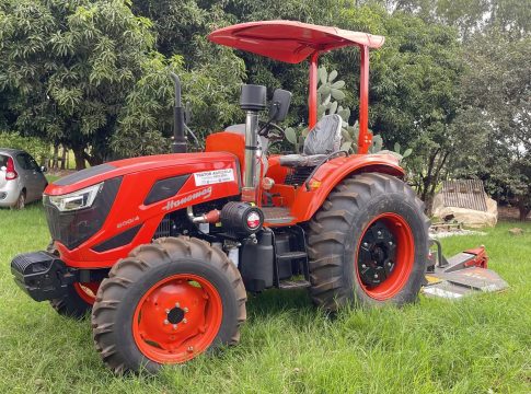 Prefeitura de Itaquiraí entrega trator e roçadeira para associação do P.A. Santo Antônio