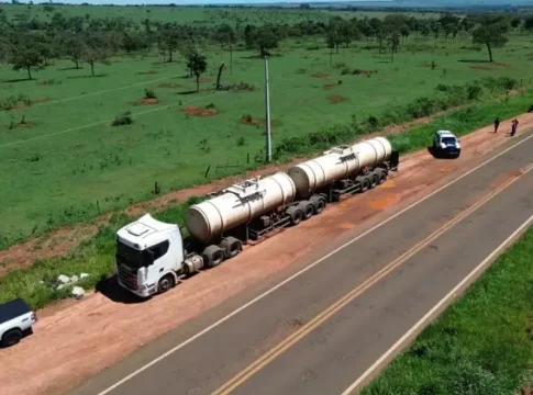 Motorista é feito refém e ladrões levam combustível de bitrem