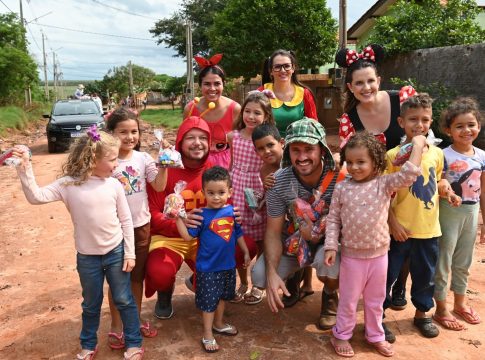 Servidores da Prefeitura de Itaquiraí percorrem todos os bairros com entrega de doces para o Dia das Crianças