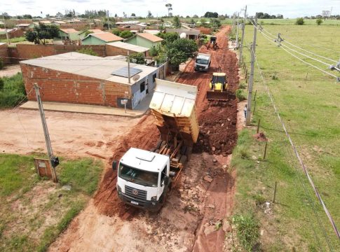 Trégua da chuva permite avançar nos reparos em ruas e estradas de Itaquiraí