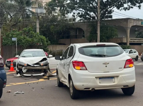 Colisão entre carros causa congestionamento na Avenida Afonso Pena com 13 de Junho