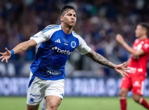 Cruzeiro bate o Grêmio com hat-trick de Kaio Jorge e chega forte na briga pelo G-4