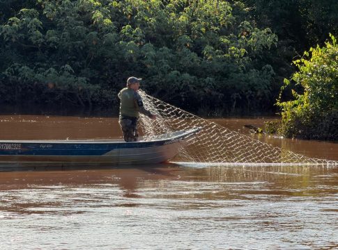 Operação Bocaiúva: PMA de Mundo Novo flagra pesca irregular, apreende embarcação e retira redes no Rio Iguatemi