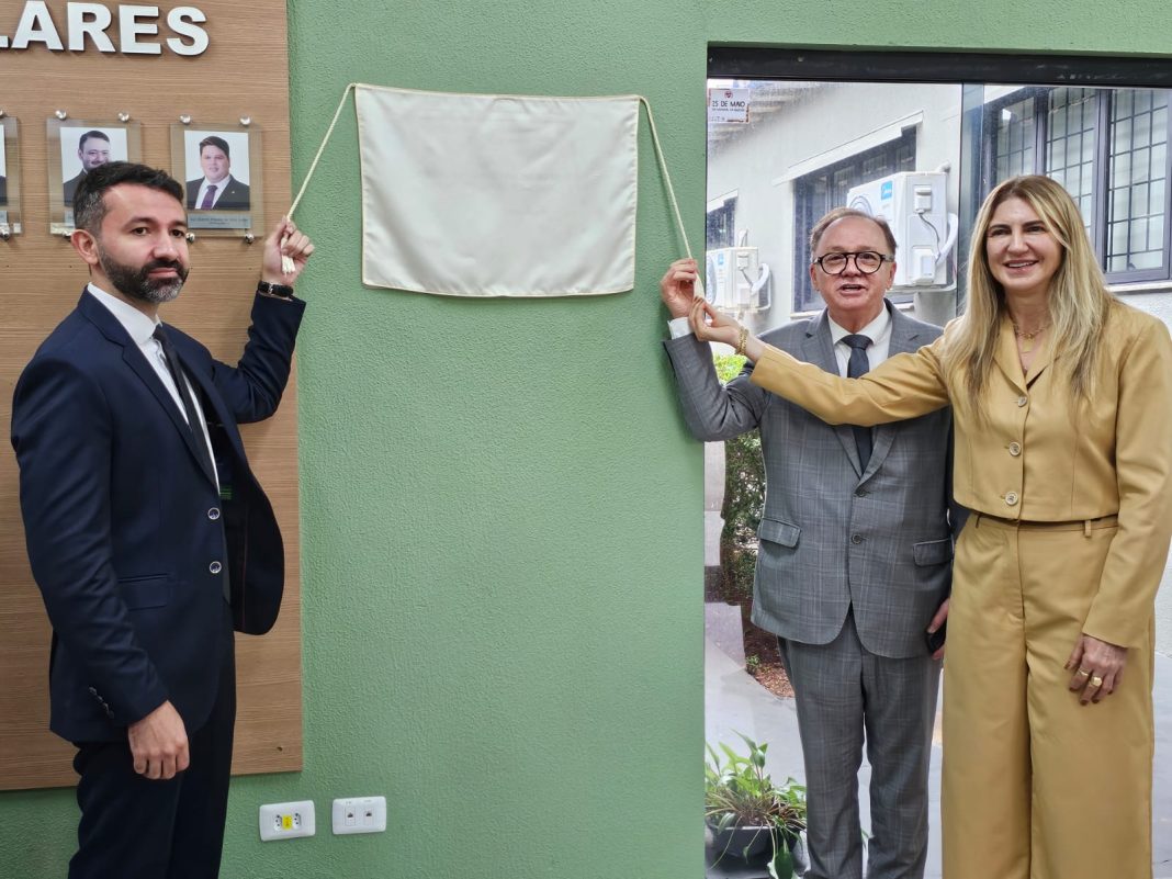 Autoridades no descerramento da placa de reinauguração