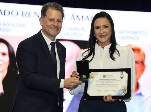 1ª dama de Sete Quedas recebe Medalha do Mérito Legislativo