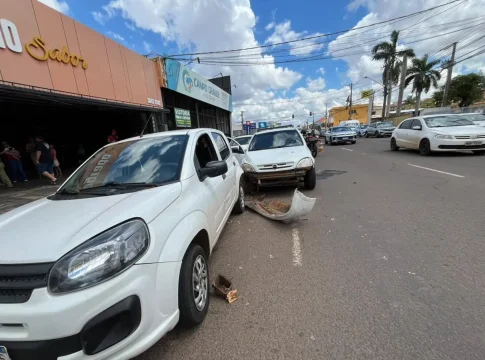 Motorista tem mal súbito e colide com carro na Avenida Bandeirantes