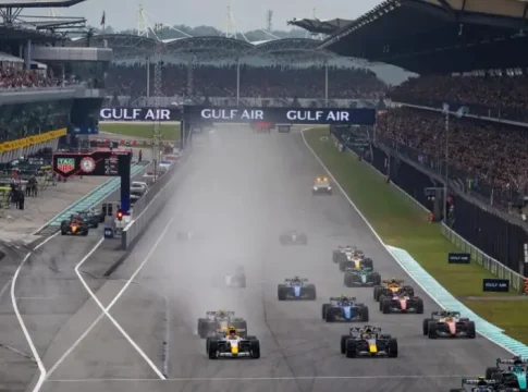 Verstappen vence GP de Singapura e Antonelli se aproxima do título da Fórmula 1