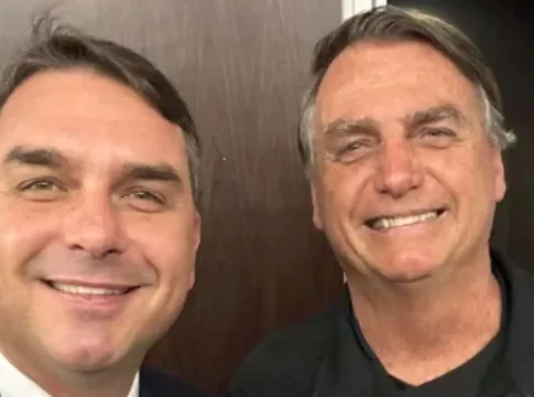 Flávio visita Jair Bolsonaro em Brasília após liberação de Moraes