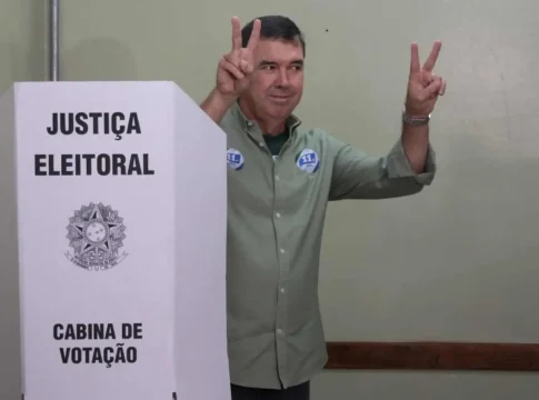 Ao votar, Eduardo Riedel adota cautela e avalia que fez campanha ‘limpa e propositiva’